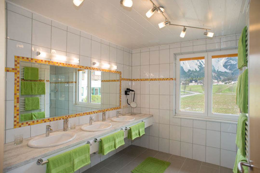 Großes Badezimmer mit drei Waschtischen Apartmenthaus Österreich