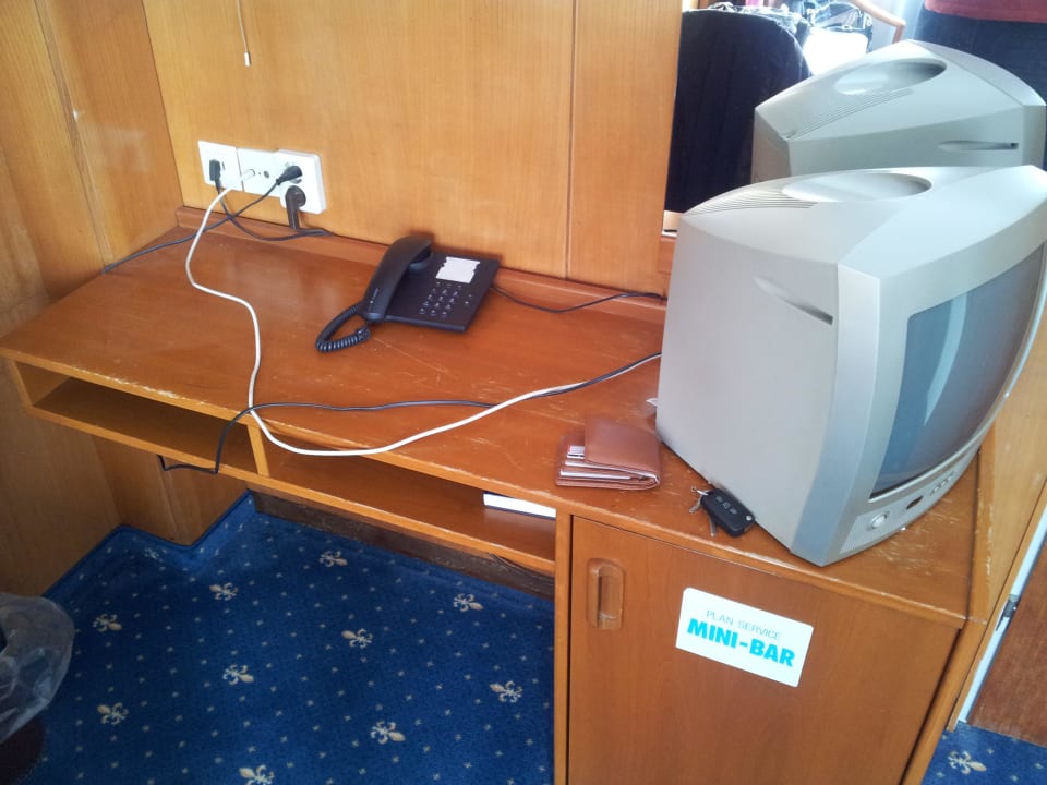 TV mit TV-Board Aparthotel Astro