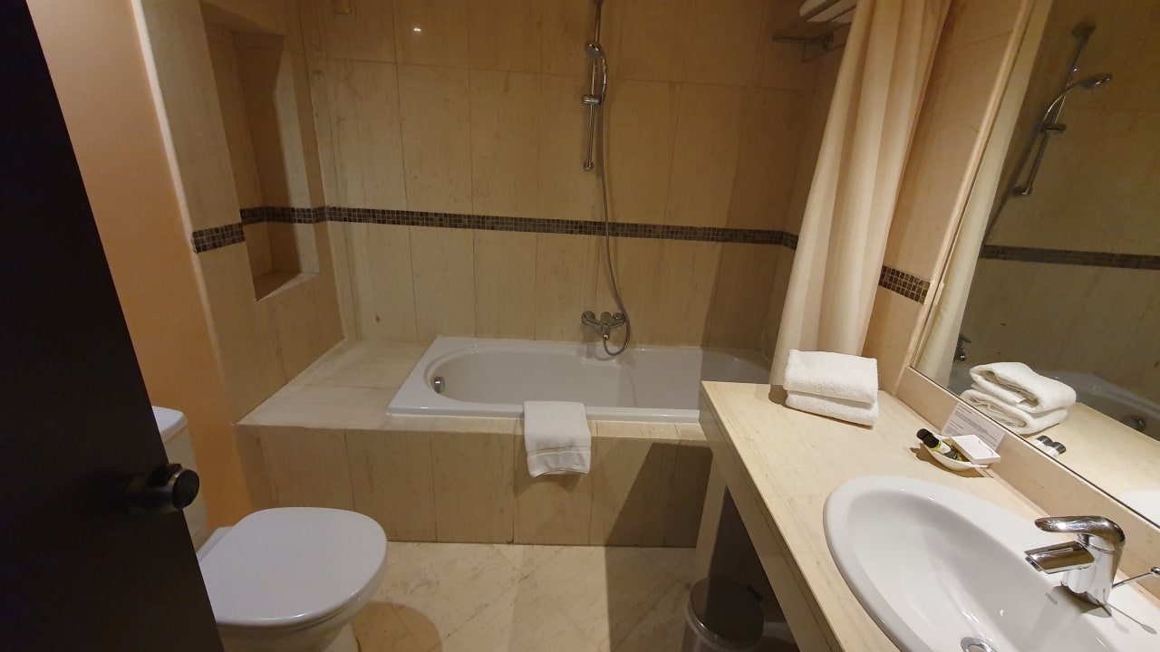 Zimmer Davitel - The Tobacco Hotel