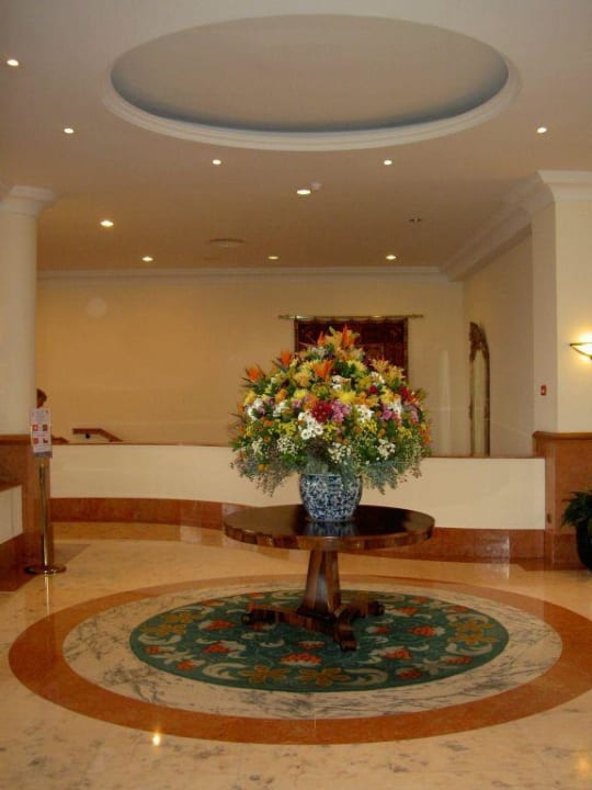 Im Eingangsbereich Hotel The Cliff Bay (PortoBay)