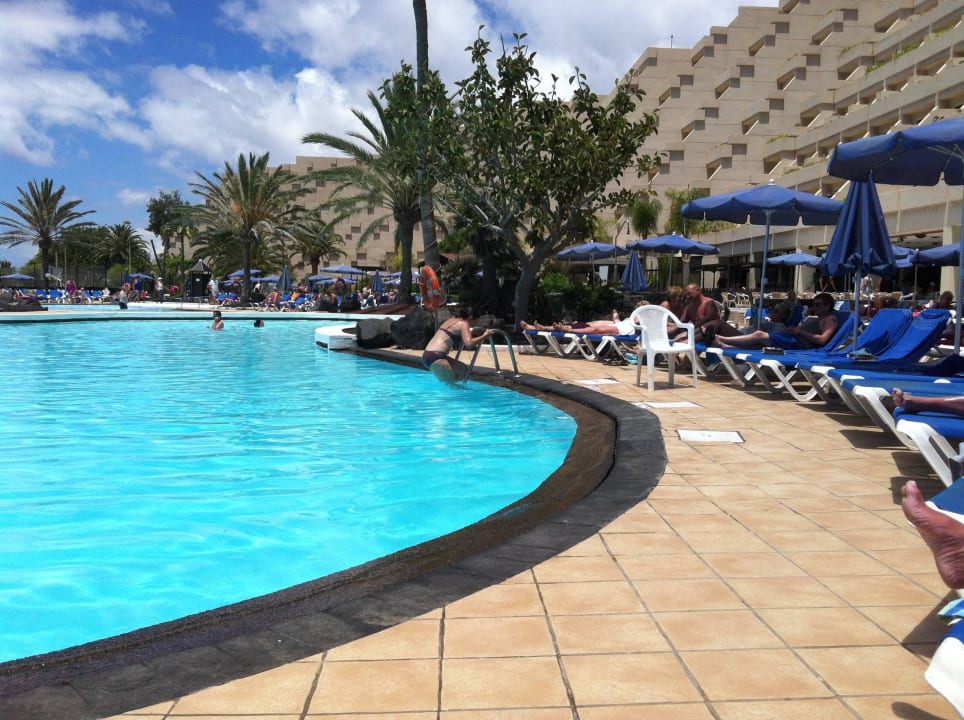 Unapiscina y parte del hotel Hotel Grand Teguise Playa