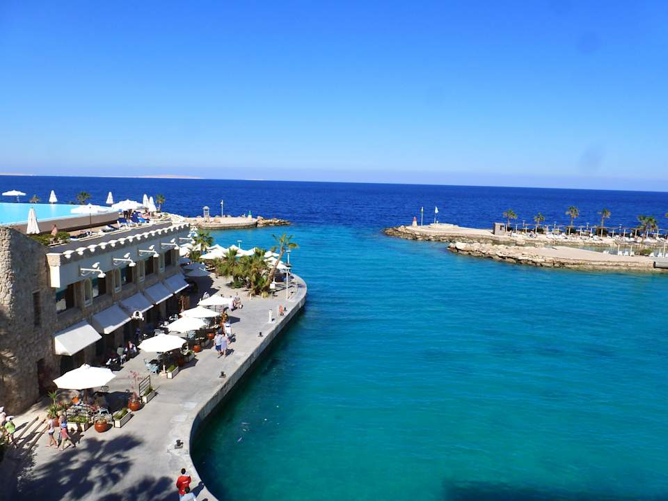 Blick auf den Infinitypool und das Cafe Mozart Pickalbatros Citadel Resort