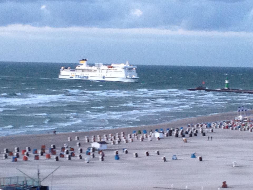 Einfahrt einer Fähre Hotel Neptun