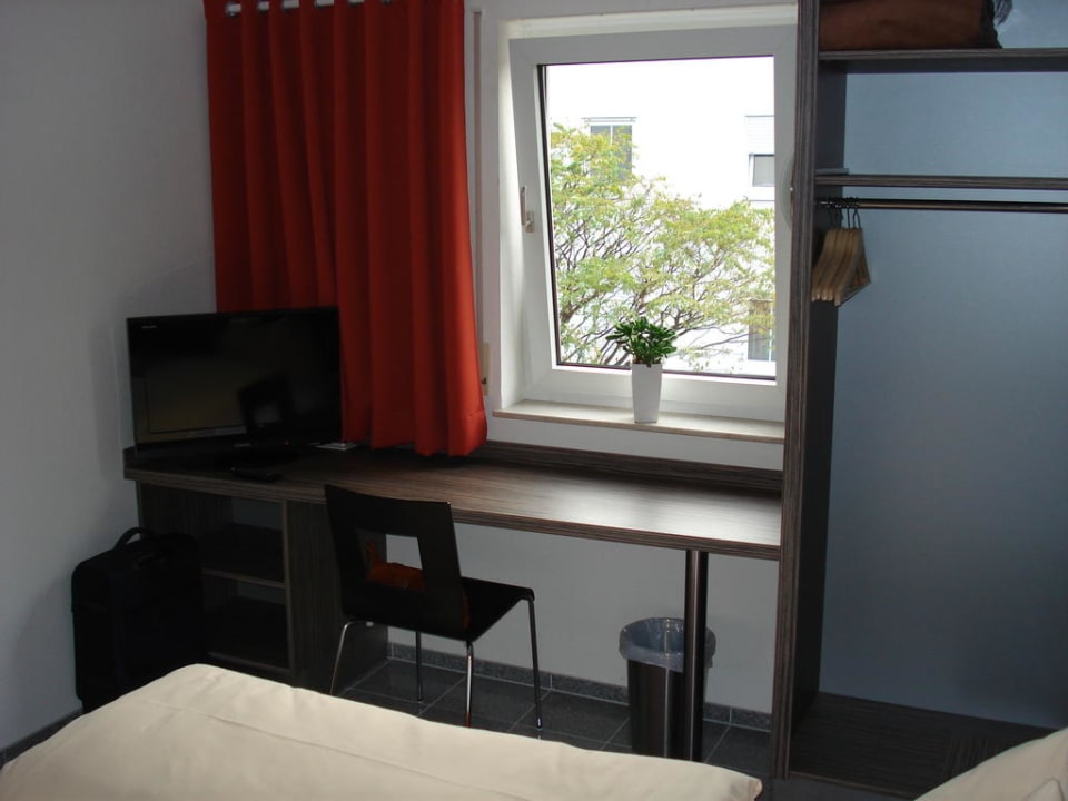 Schreibtisch mit TV Hotel Centro