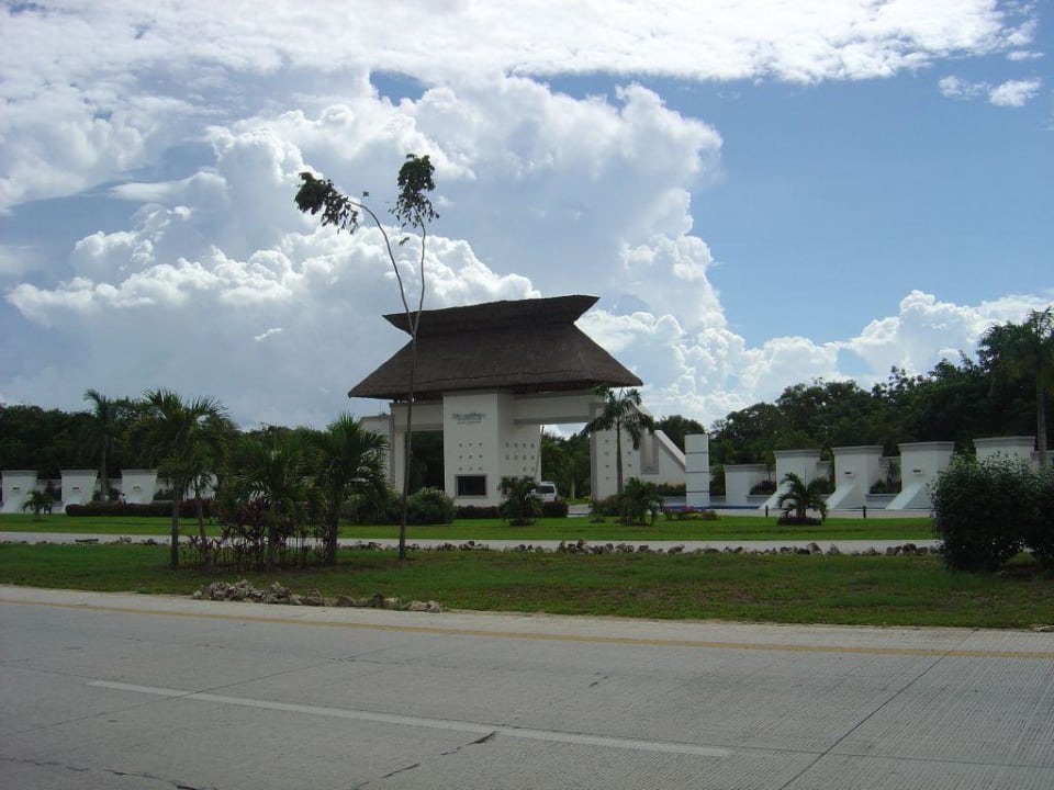 Eingangstor BlueBay Grand Esmeralda