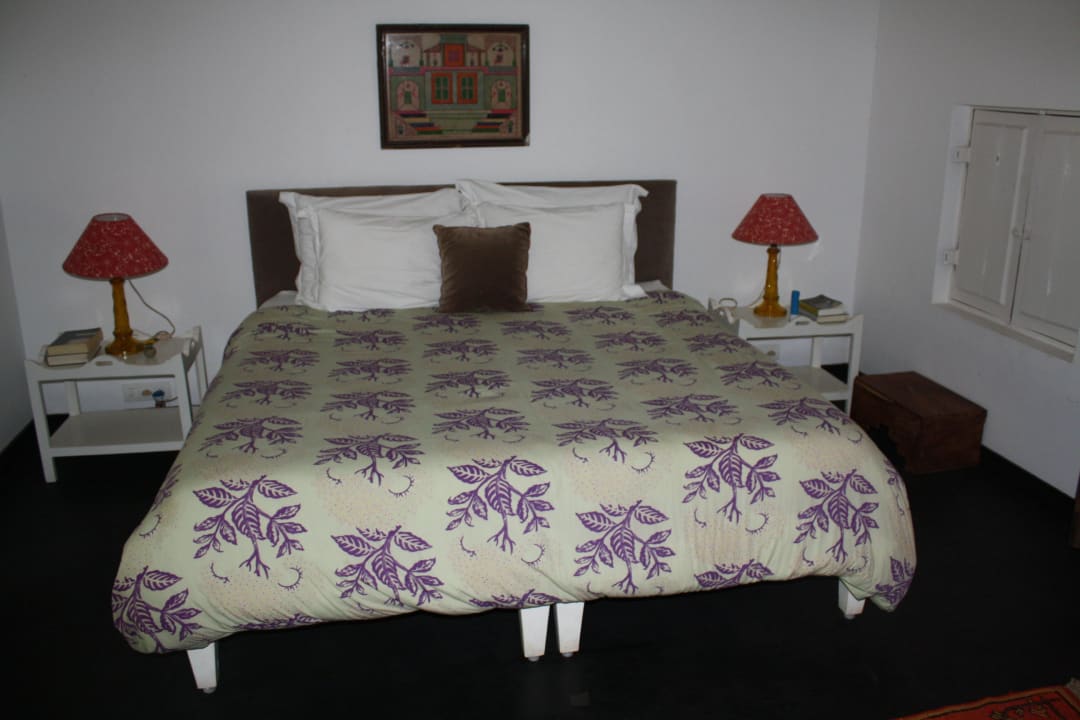 Das Bett dominiert das Zimmer Hotel Rajakkad Estate