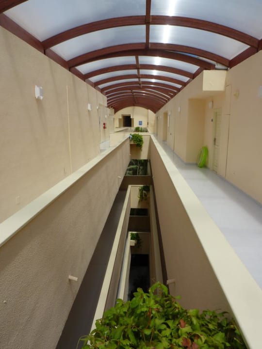 Eingangsbereich der Zimmer Innenhof Zafiro Bahia