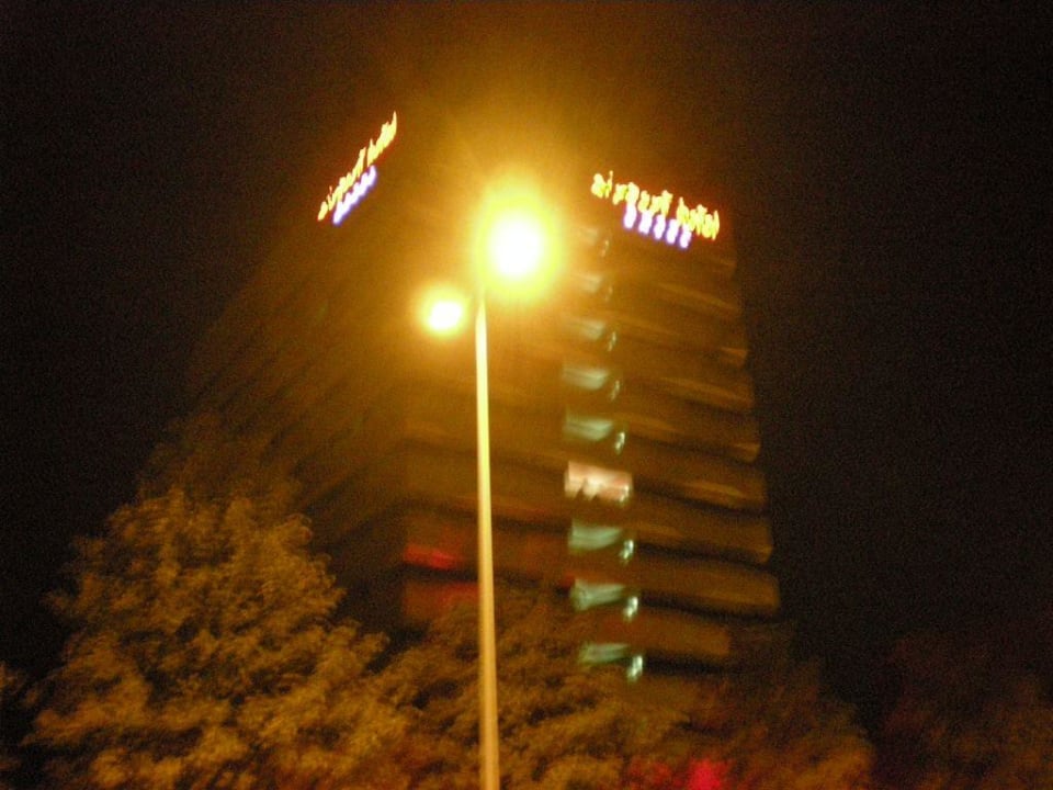 Hotel Gebäude bei Nacht Hotel Airport Basel