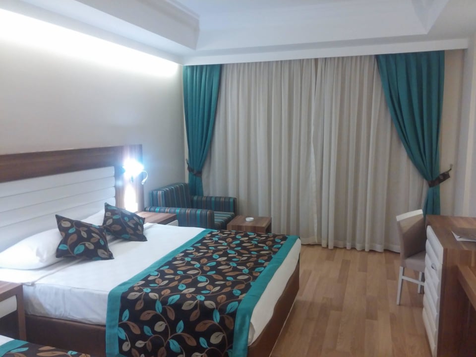 Zimemr bei der Ankunft Dizalya Palm Garden