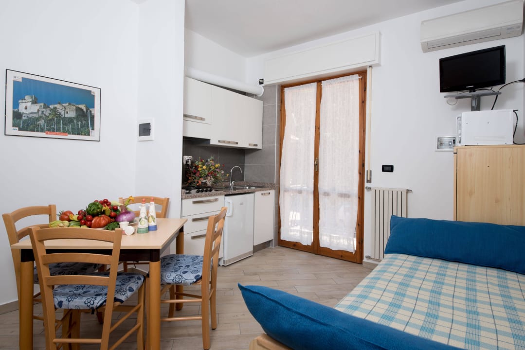Soggiorno con angolo cottura pratico e pulito Residence Oleandro