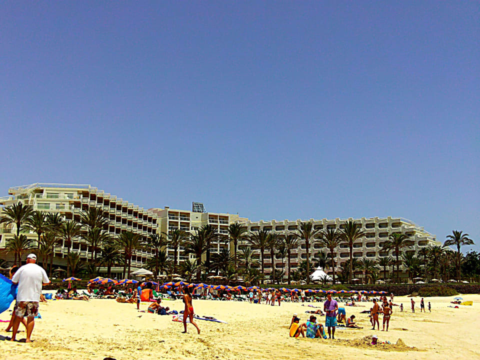 Vom Strand aus gesehen Hotel Riu Palace Tres Islas