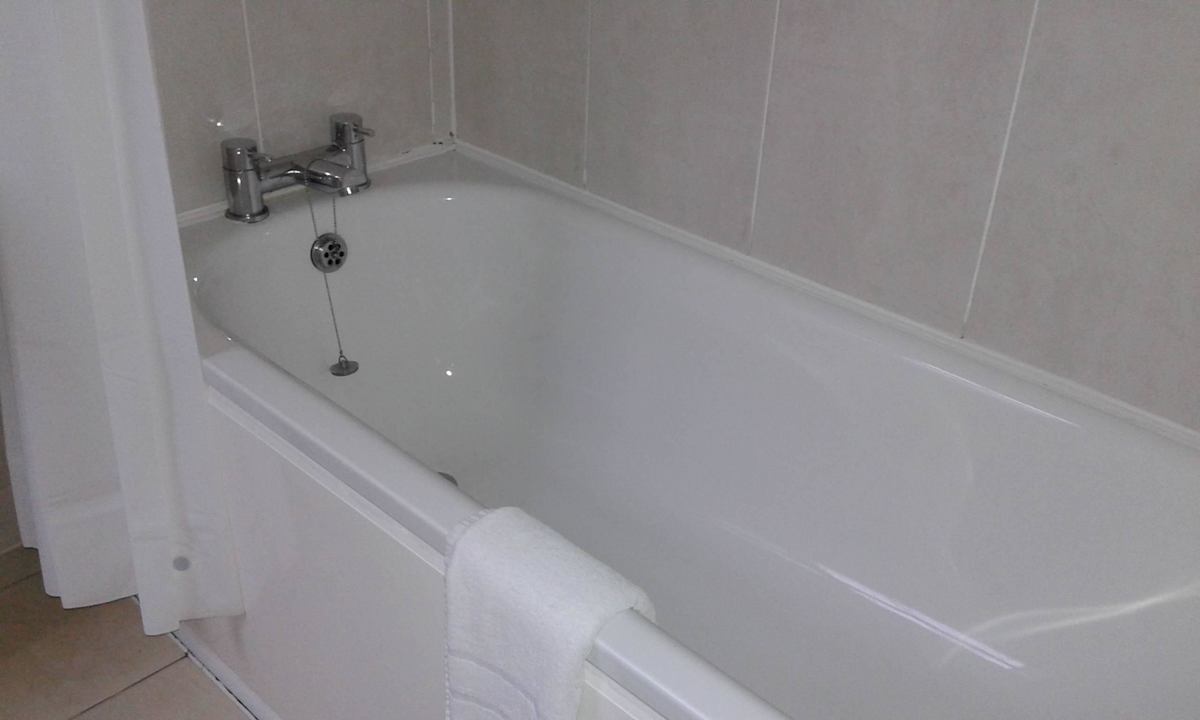 Zimmer 40 - Badewanne Hotel Ramada Crawley Gatwick