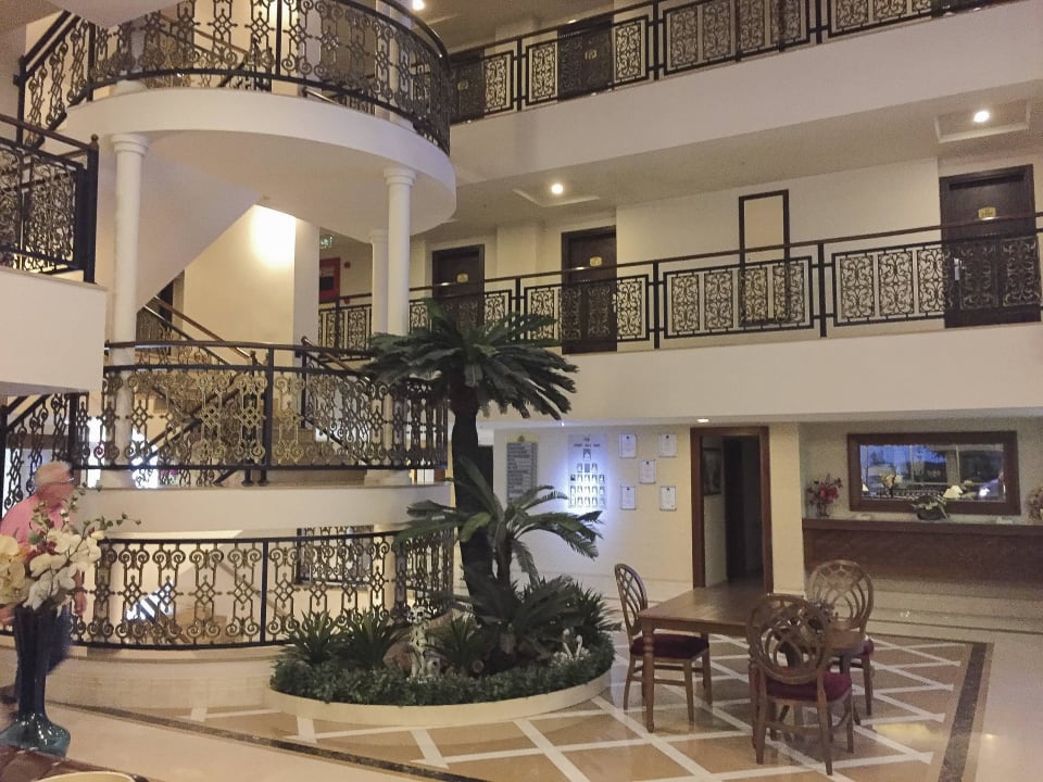 Blick zum Treppenhaus Aydinbey Kings Palace & Spa