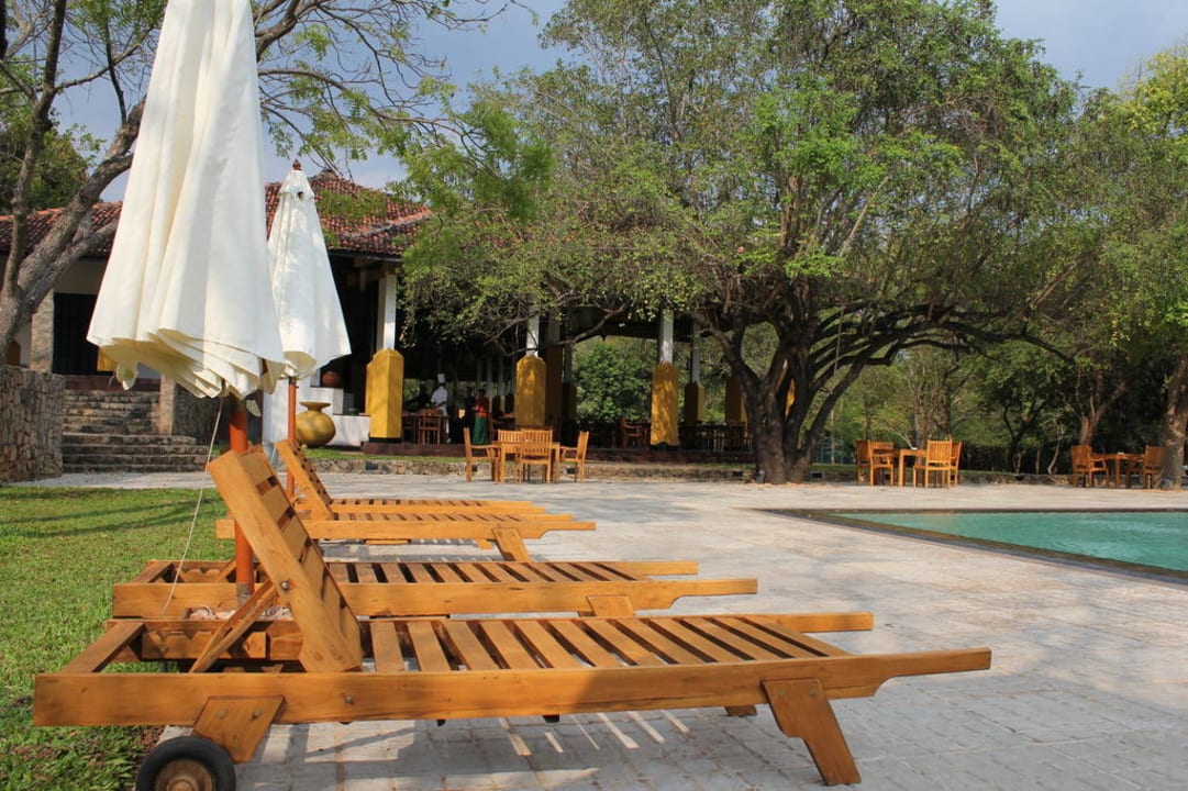 Pool mit Blick zum Restaurant Hotel Amaya Lake