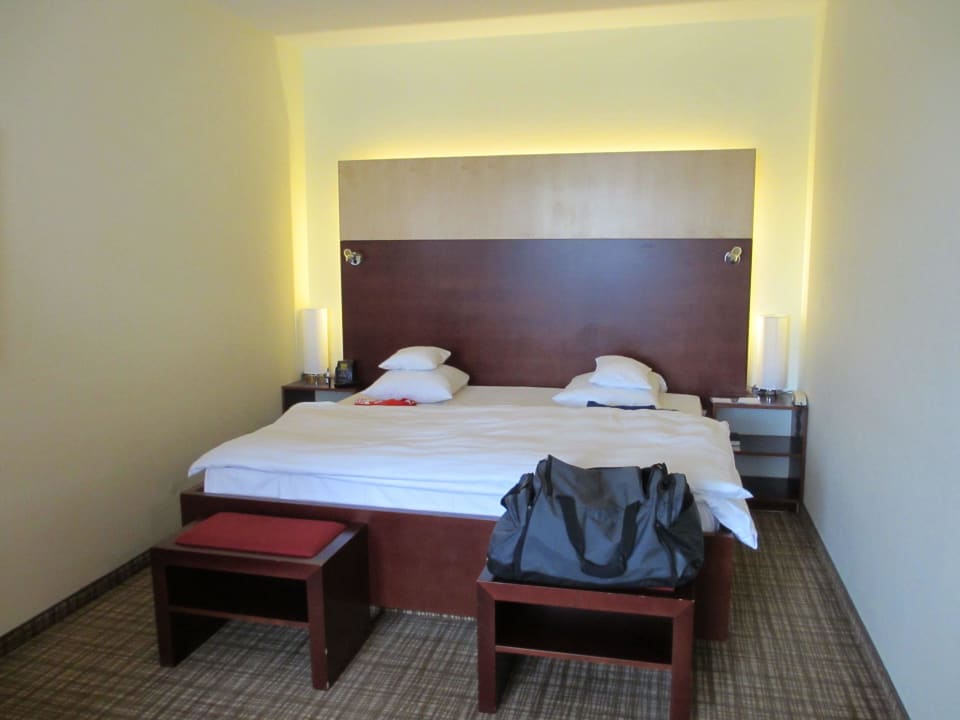 Bett in der Junior Suite Seminaris Hotel Nuernberg