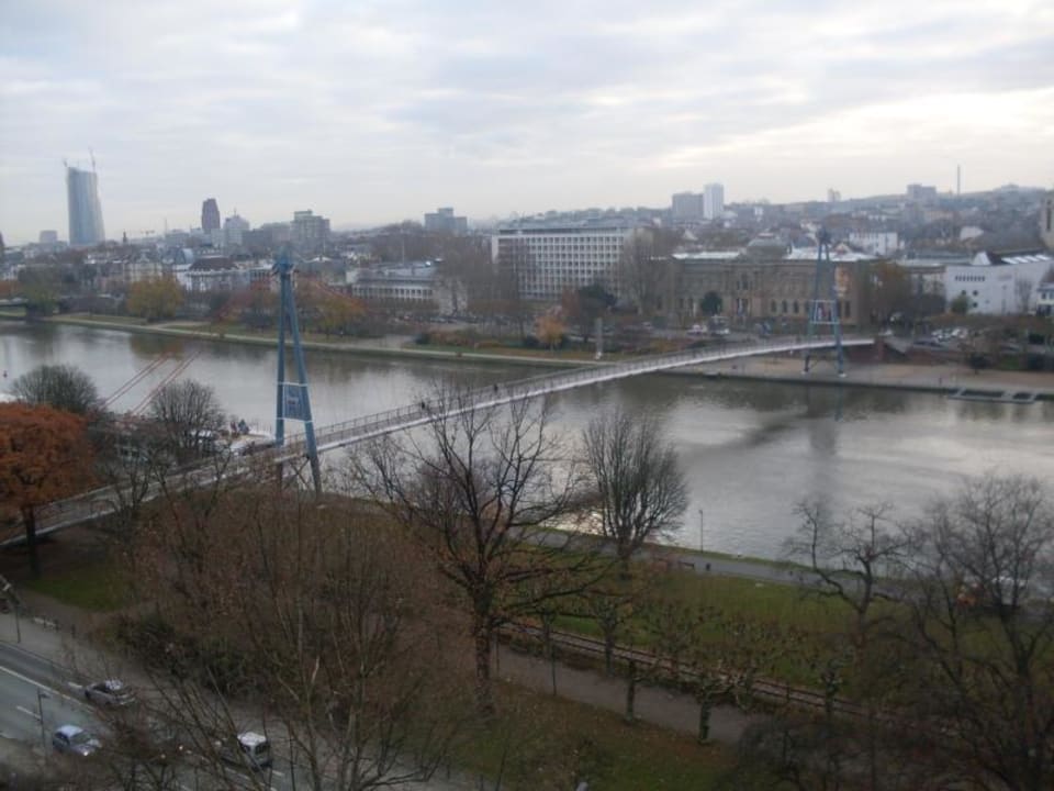 Blick aus dem Hotelzimmer über den Main zum Sachse Hotel InterContinental Frankfurt