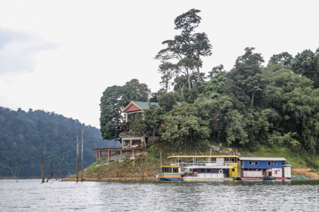 Außenansicht des Hauptgebäudes vom Wasser aus Hotel Belum Rainforest Resort
