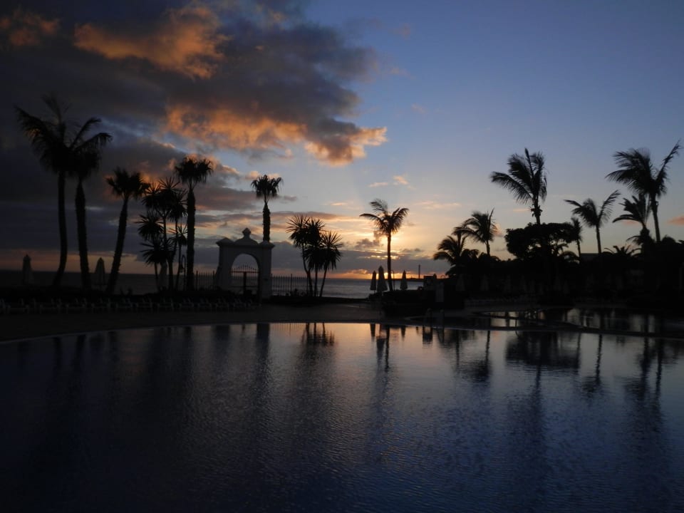 Sonnenuntergang hinterm Pool Hipotels Natura Palace