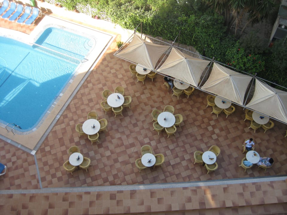 Schattige Seite vom Pool Hotel Principe