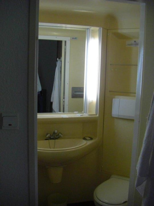 Blick ins Bad auf Waschbecken und Klo. Hotel du Parc