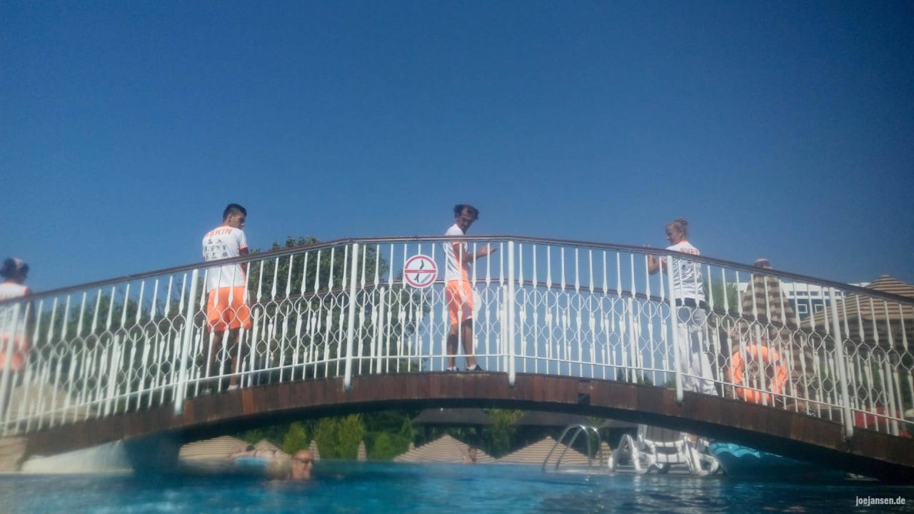 Morgenbegrüßung am Pool durch das Animationsteam Adalya Resort & Spa - Adults Only