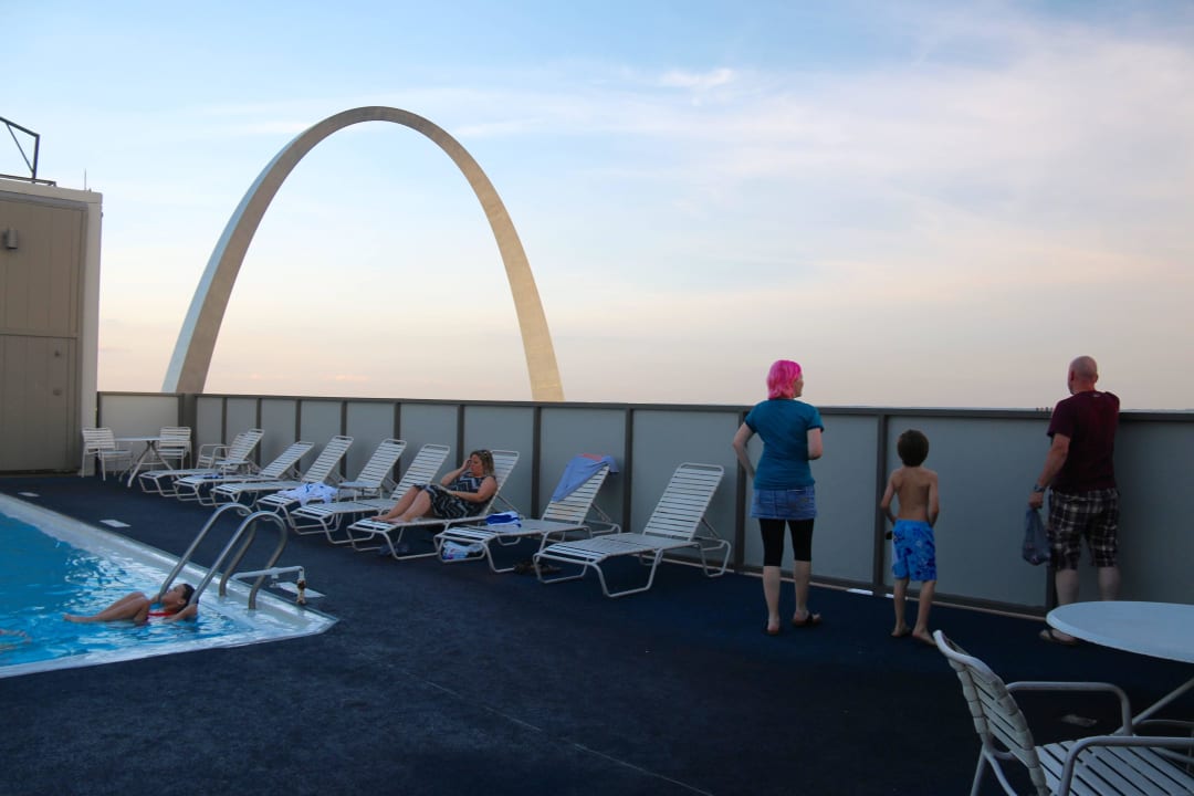 Pool mit Blick auf das Tor des Westens Hotel Crowne Plaza St. Louis