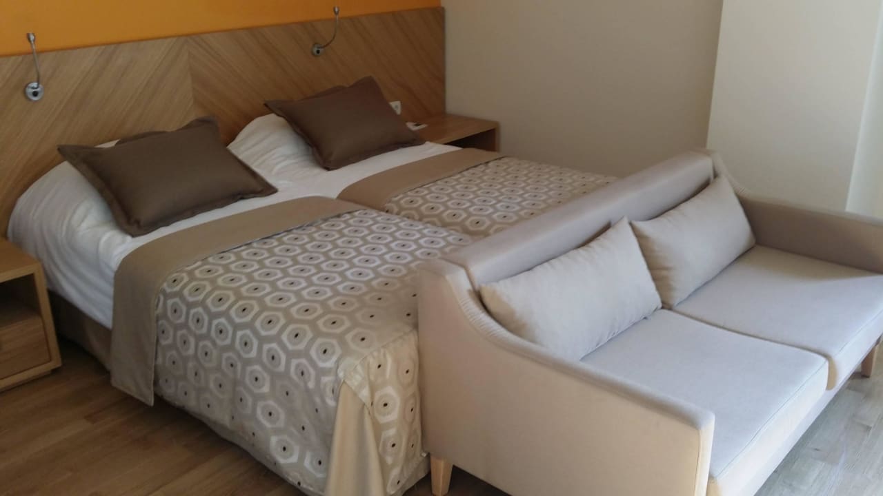 Bett und Couch Zimmer 2506 Side Star Beach
