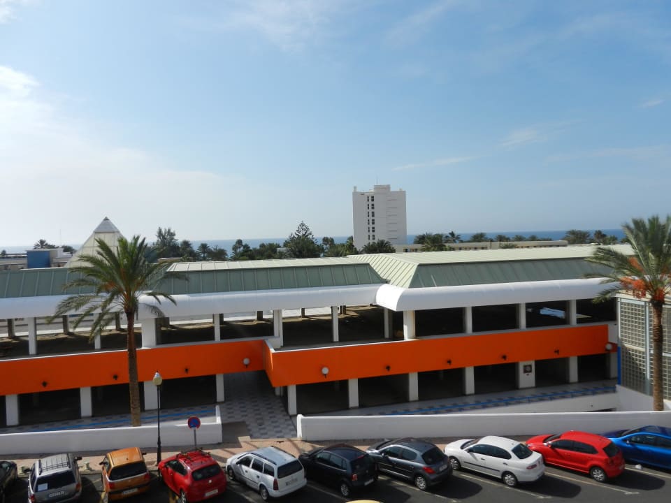 Die leeren Räume vom Cosmo. Im Hintergrund das Meer Servatur Alameda de Jandía