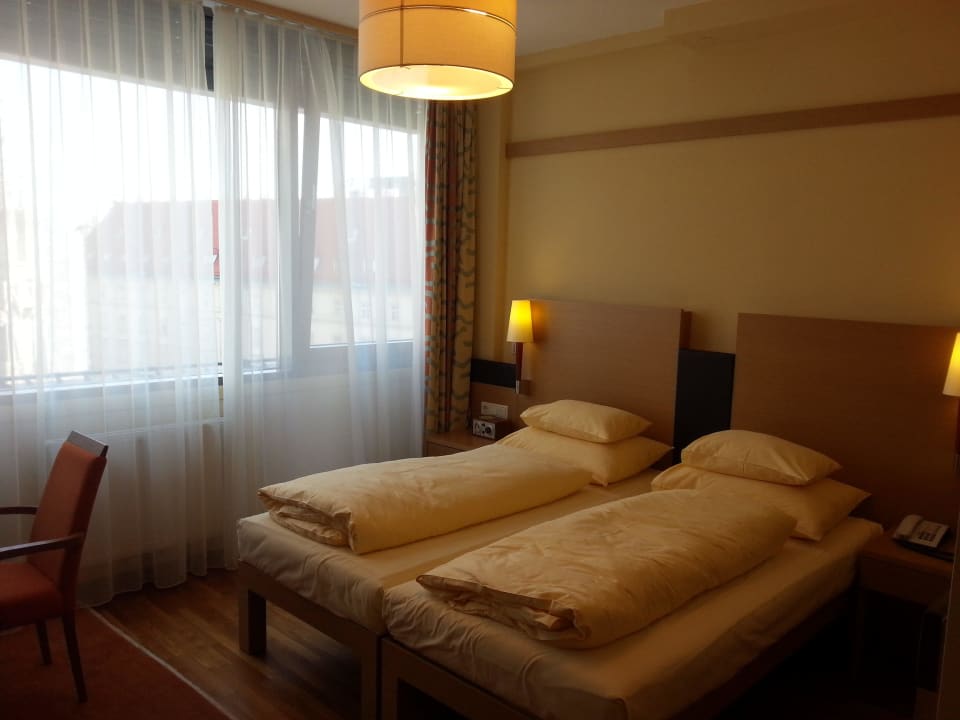 Bett mit Besucherritze   Boutique Hotel Am Stephansplatz