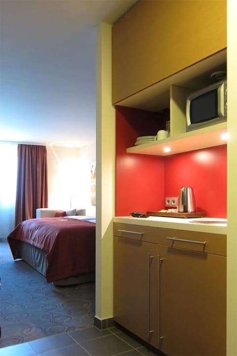 Flur und Kitchenette FourSide Hotel & Suites Vienna