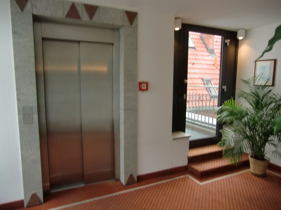 Der Fahrstuhl im 4.OG Best Western Plus Hotel Excelsior