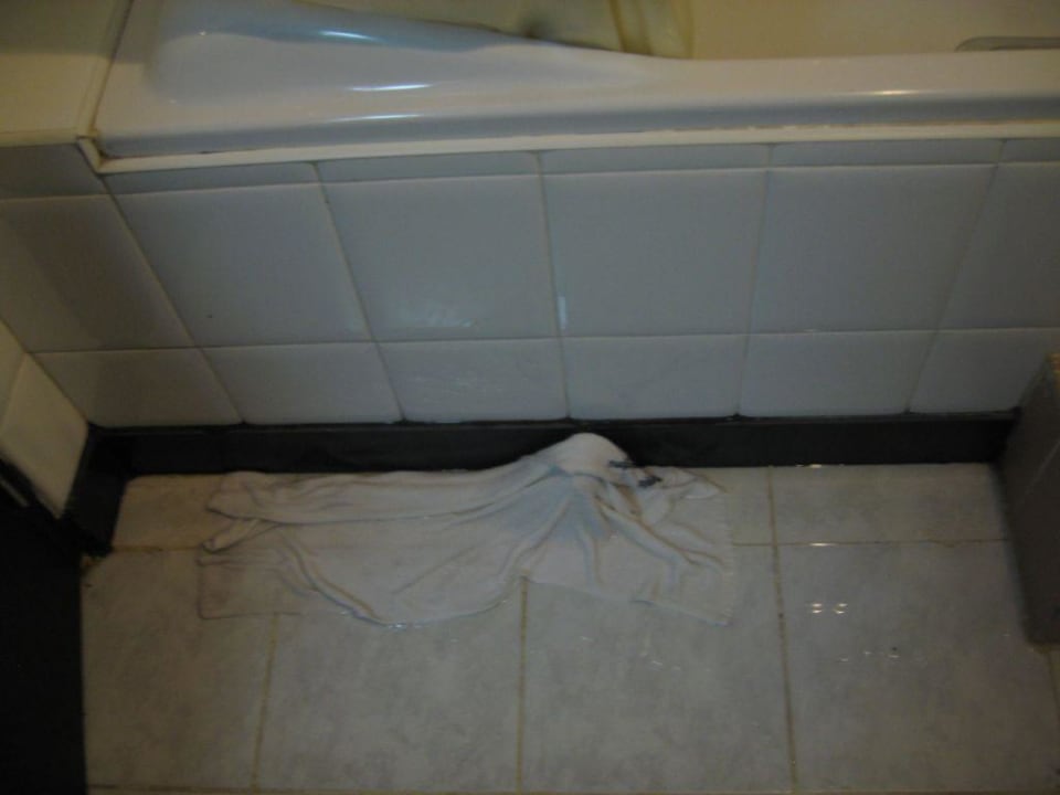 Nasses Bad beim Duschen Hotel Patong Bay Garden