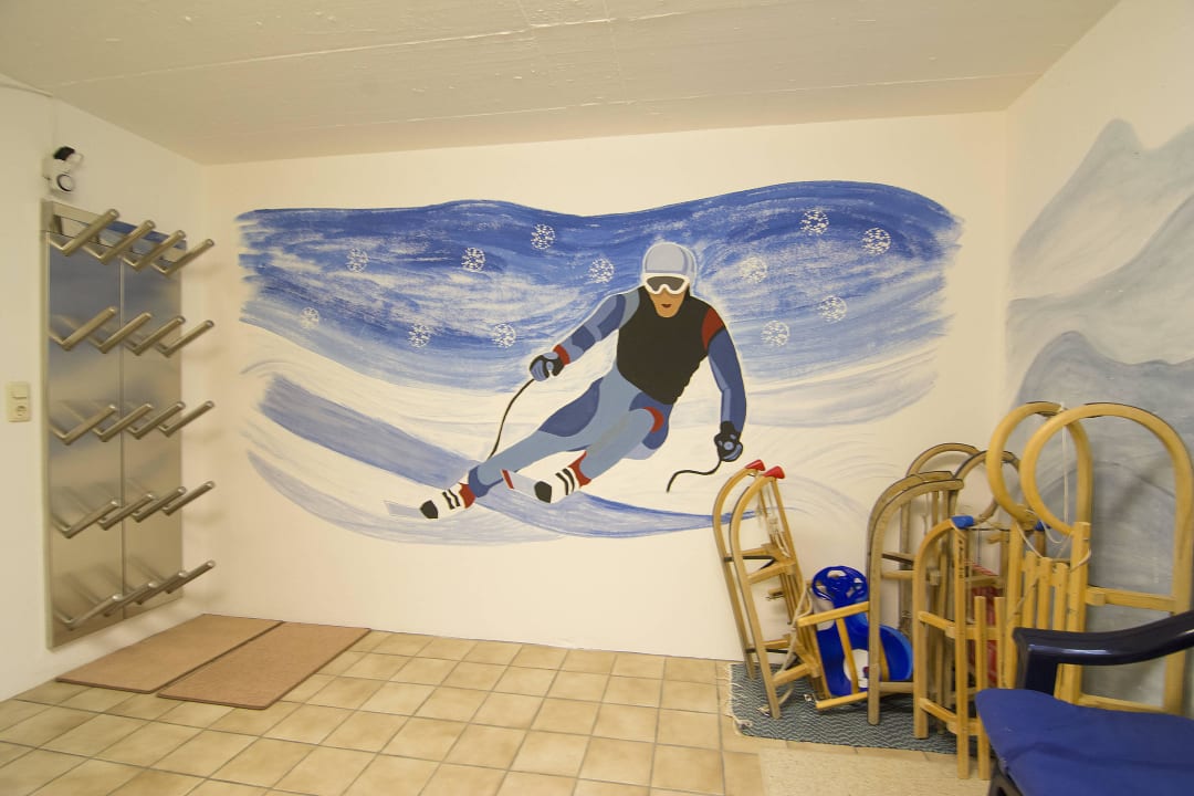 Skiraum mit Schuhwärmer und Schlitten Ferienwohnungen Neumaier F