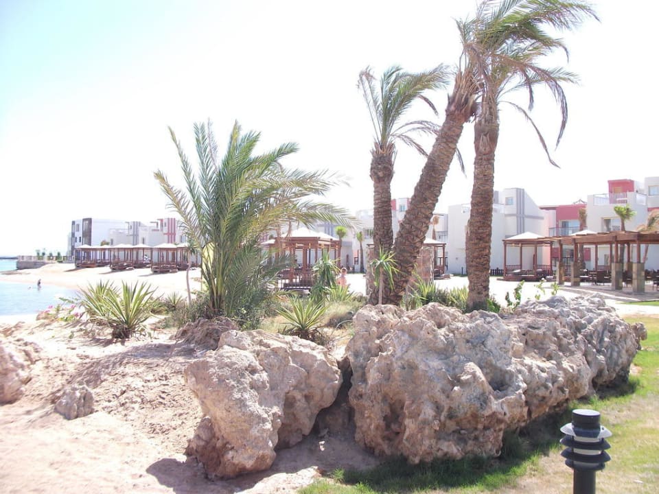 Auf dem Weg zum Strand SUNRISE Crystal Bay Resort