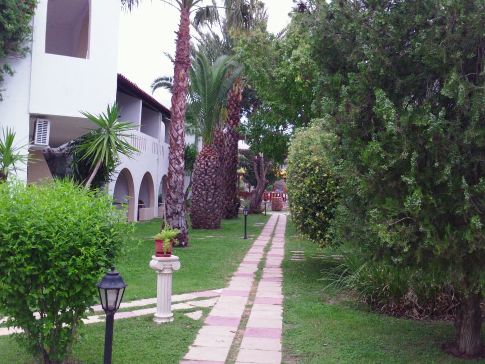 Территория отеля Gaia Garden Hotel