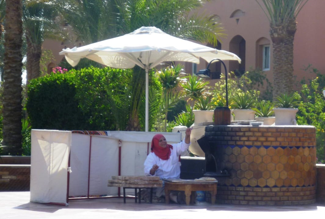 Frau, die vor Restaurant frisches Brot backt Jaz Makadi Oasis Resort