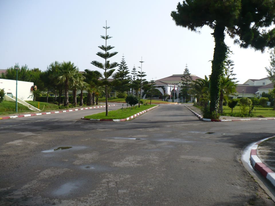 Pohlad na hotel z brány Hotel Abou Nawas Montazah