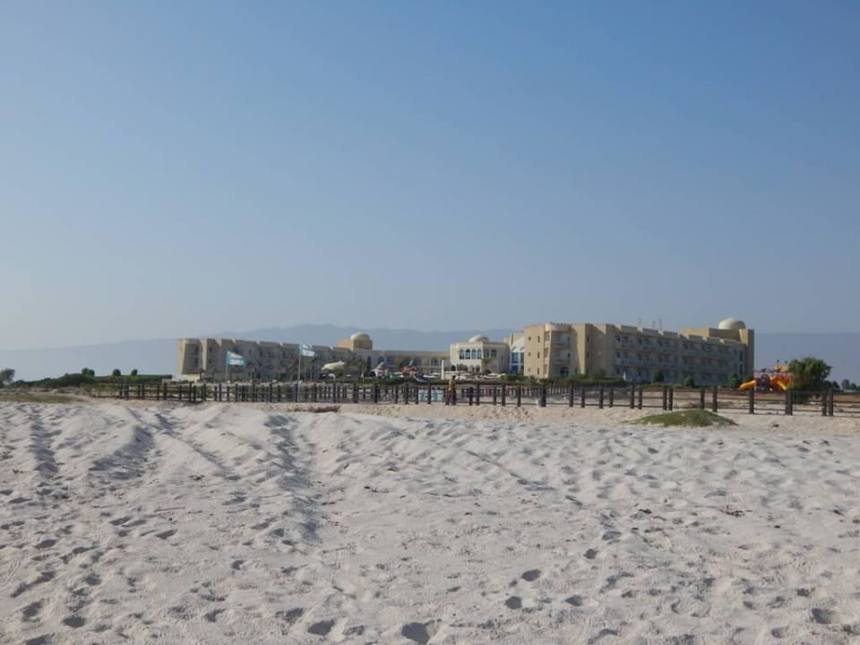 Blick vom Strand Richtung Hotel Wyndham Garden Salalah Mirbat