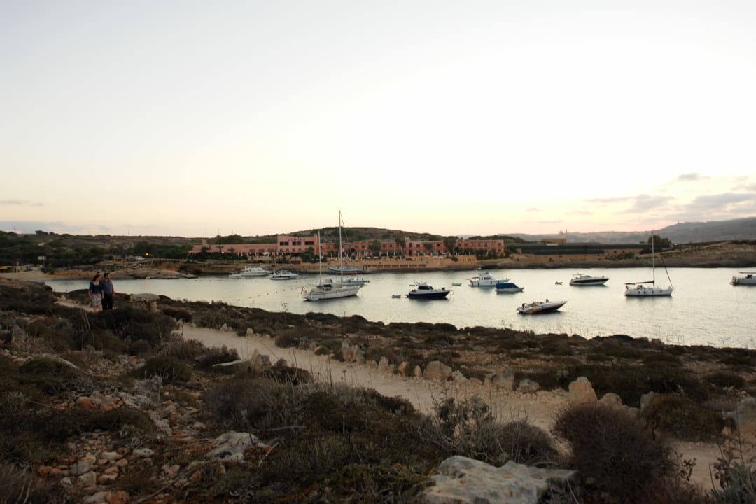 Spazierweg zu den Bungalows Comino Hotel & Bungalows