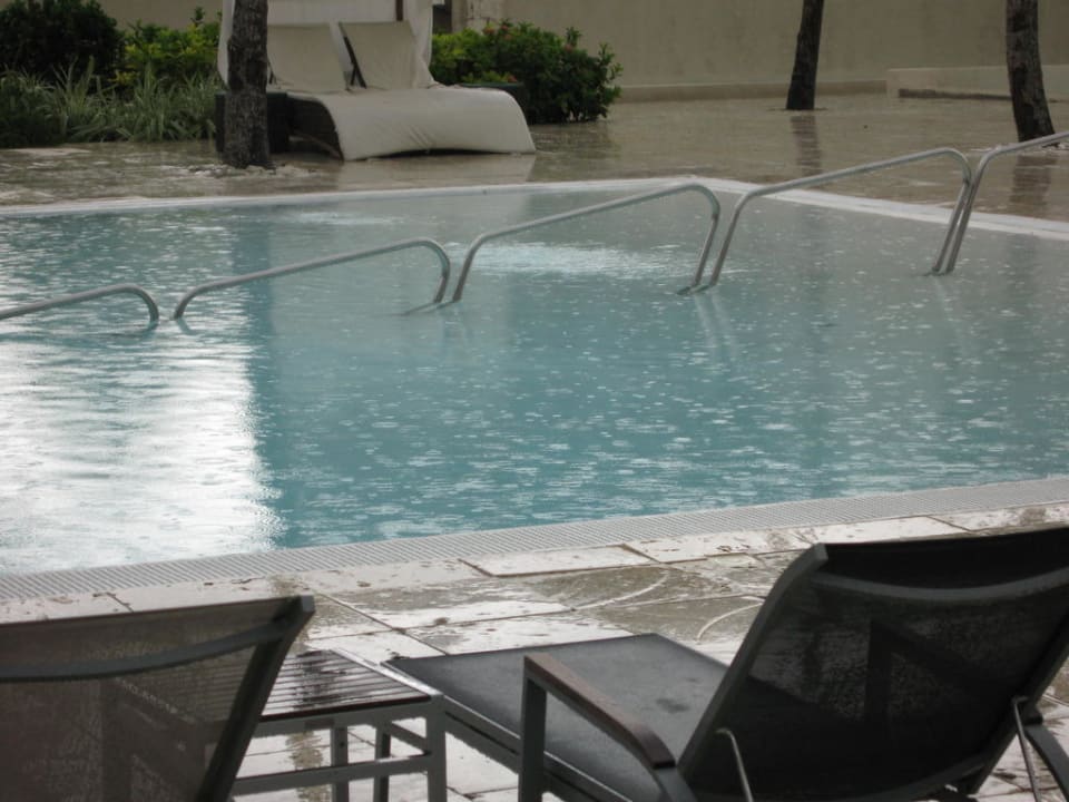 Pool bei Regen Catalonia Royal Bavaro - Adults only