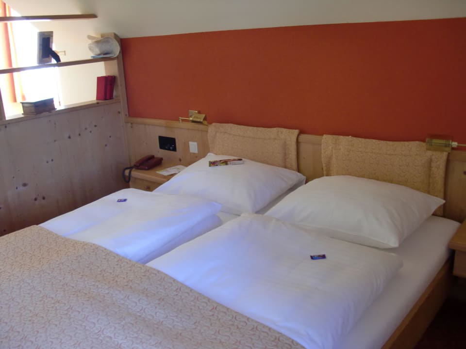Doppelbett mit Betthupferl Hotel Schwarz Alm
