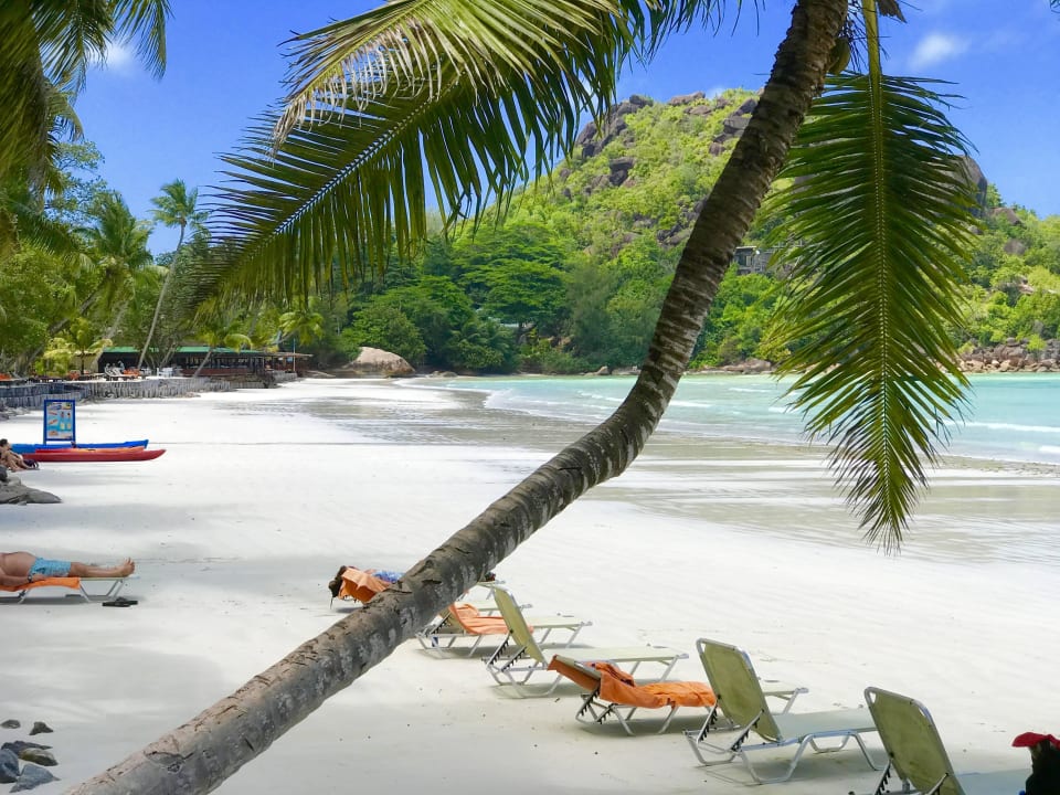 Strand von der Terrasse des Cafe des Arts aus gehe Hotel Le Duc de Praslin