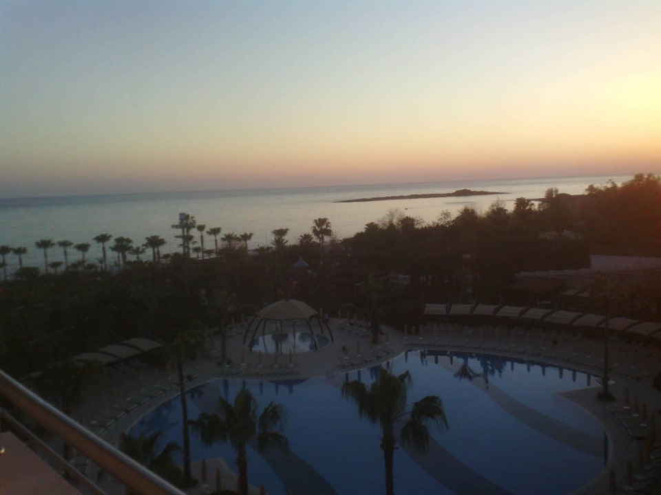 Poolanlage am Abend Saphir Resort & Spa