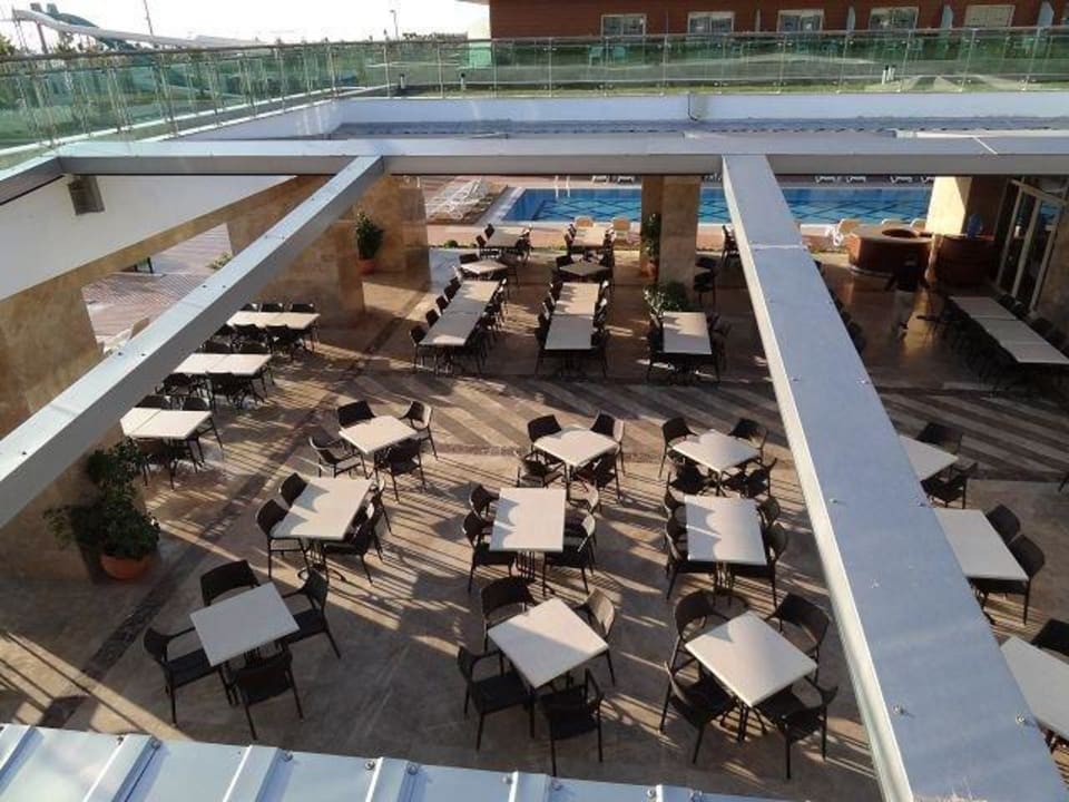 Blick von "Oben" auf des Außenrestaurant Sentido Trendy Verbena Beach