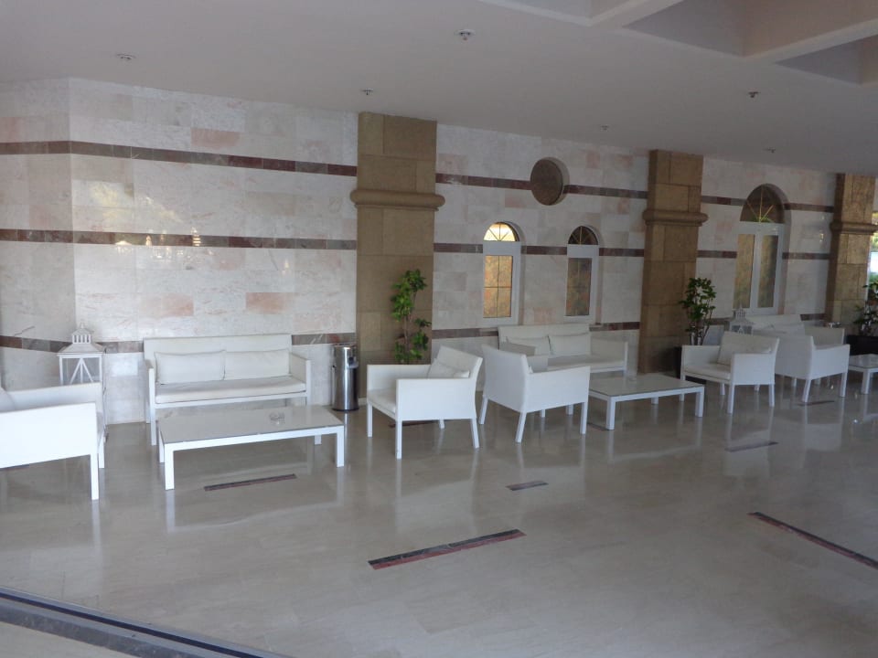 In der Lobby Hotel Kalithea Horizon Royal
