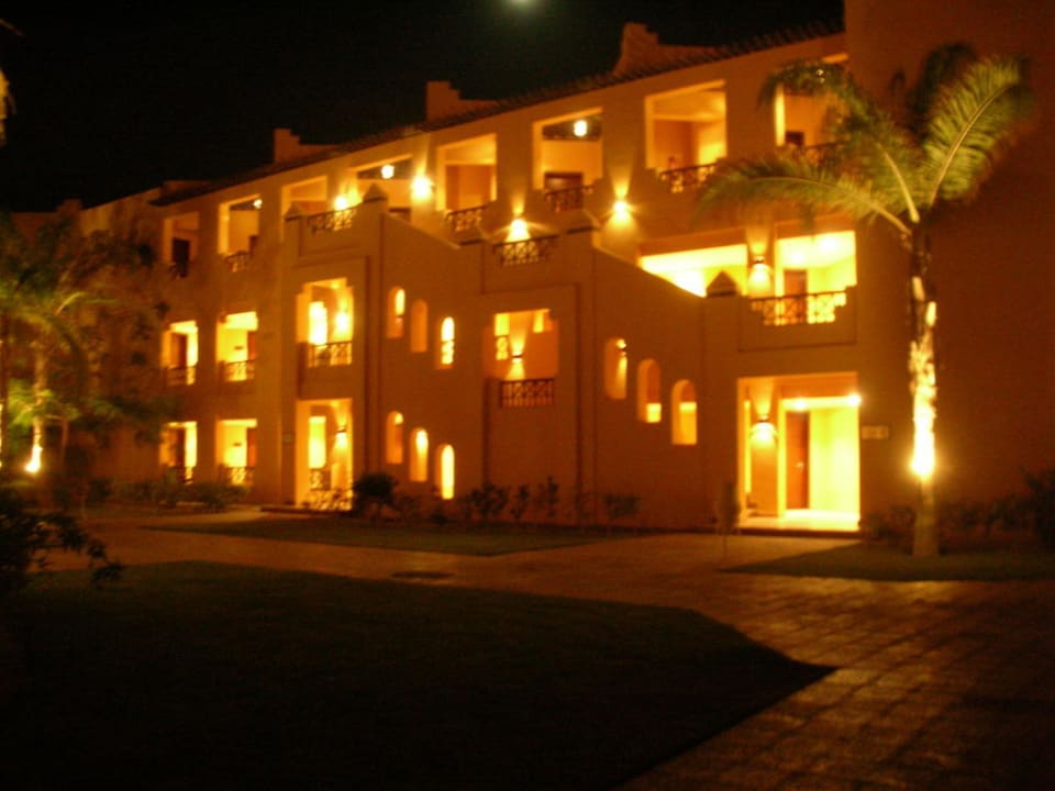 Zimmerblock bei Nacht Stella Beach Resort & Spa Makadi Bay