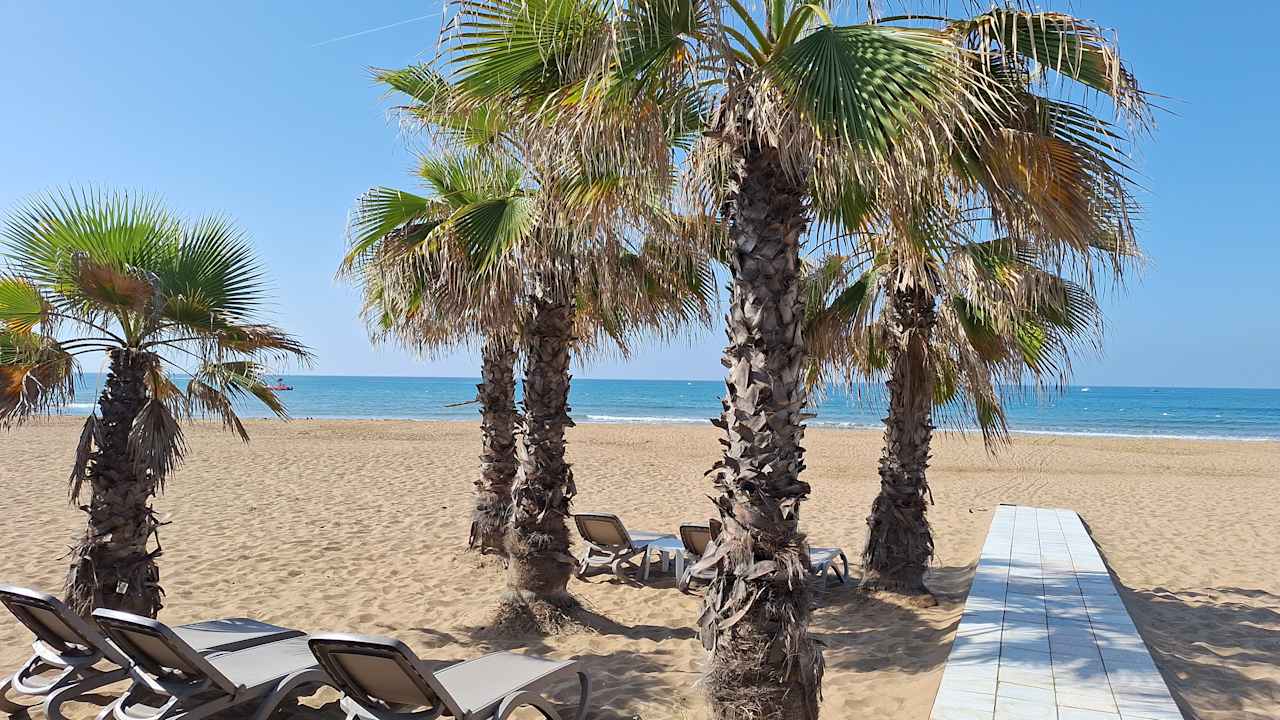 Strand Club Grand Side