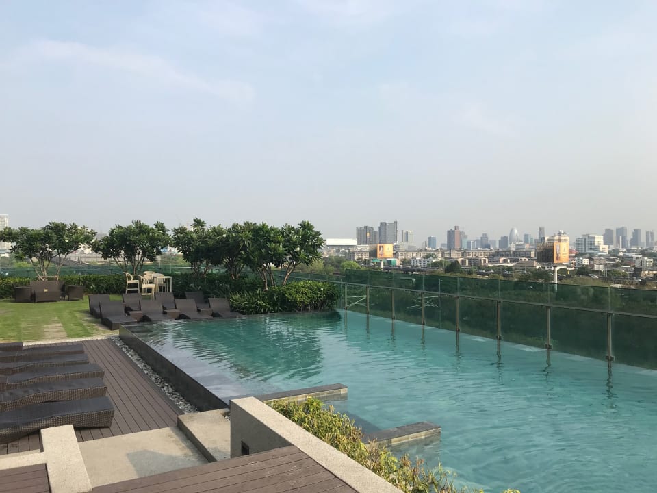 Pool Mercure Bangkok Makkasan