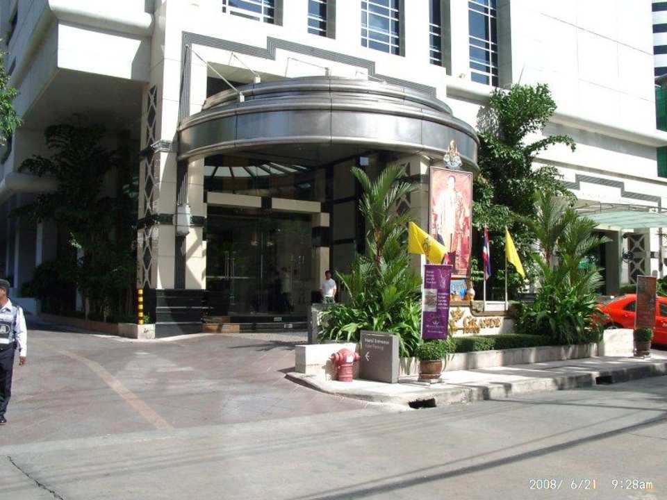 Eingang des Hotels Majestic Grande Double Tree by Hilton Bangkok Ploenchit