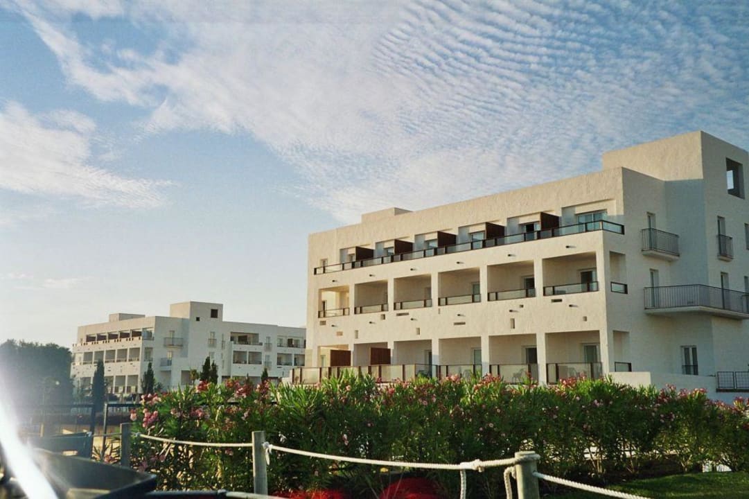 Rückansicht der beiden Hotelblöcke Fuerte Conil-Resort